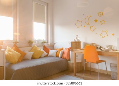 Vista horizontal de la habitación de un adolescente moderno y luminoso Foto de stock