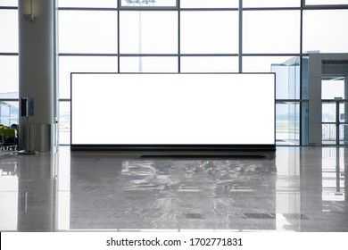 Panneau d'affichage horizontal blanc vierge pour les bannières publicitaires sur le sol devant les fenêtres dans un centre commercial.