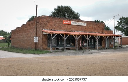 Hornsby, Tennessee United States- July 15 2021: An Old General Store  Building On A Cloudy Day