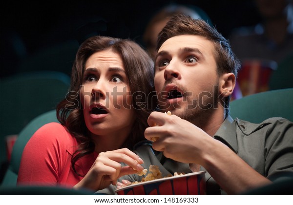 Pelicula De Terror Aterrorizada Pareja Joven Foto De Stock Editar Ahora