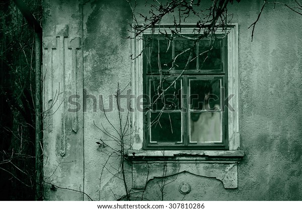怖い女のホラーシーン グランジ窓にゴースト の写真素材 今すぐ編集