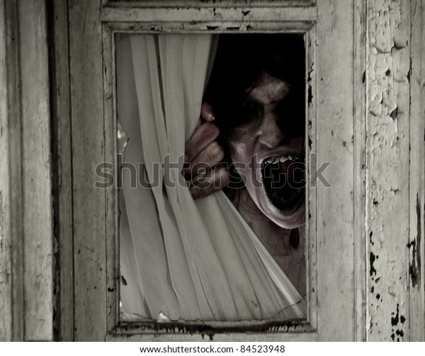 小さな窓から覗く怖い女のホラーシーンは 口の中にある の写真素材 今すぐ編集