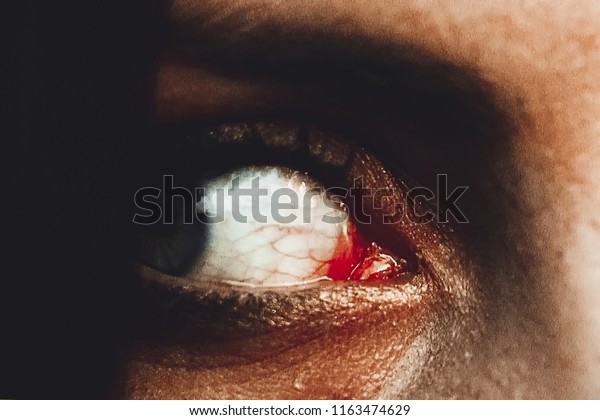 怖い女性の目の接写のホラーシーン の写真素材 今すぐ編集