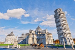 Pferd Mit Kutsche Auf Dem Platz Mit Pisa-Schießturm Und Kathedralen, Italien