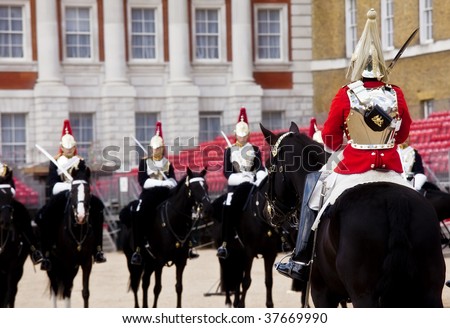 Horse guards in front each others.