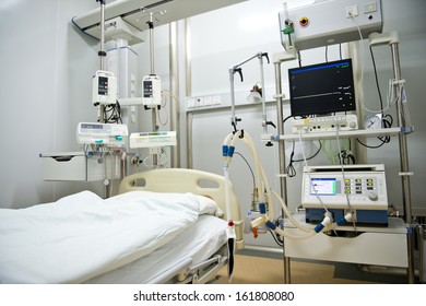 A hospital bed waiting the next patient.