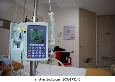 Hospital Intravenous Pump A+ Located In A Hospital Room. 

Translation: 