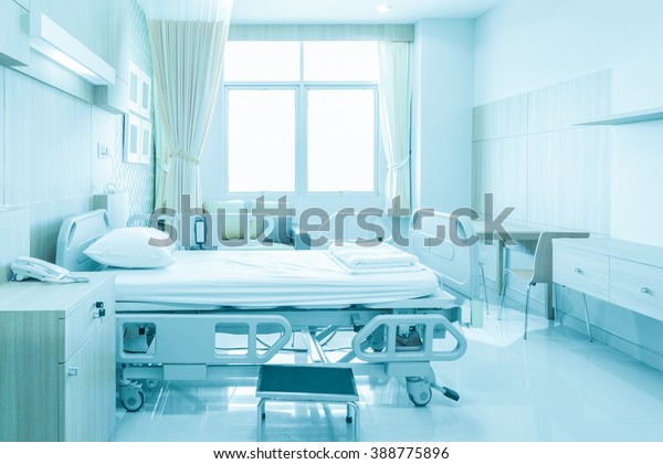 現代の病院に備えられたベッドと快適な医療を備えた病院室 の写真素材 今すぐ編集