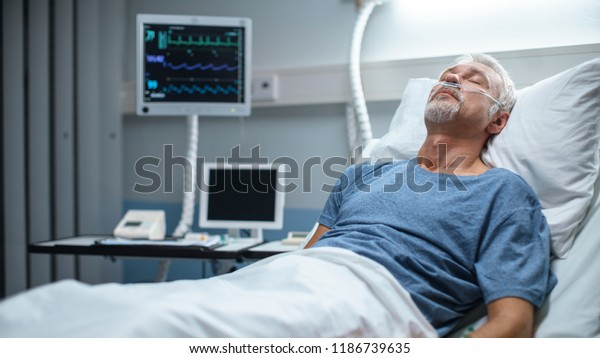 Im Krankenhaus Senior Patient Rests Auf Stockfoto Jetzt Bearbeiten