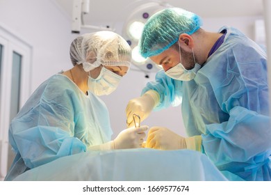 Hospital. El cirujano funciona en la sala de operaciones. Los cirujanos salvan la vida de los heridos.