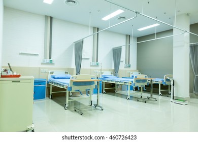 Krankenhaus mit Betten und medizinischer Ausrüstung.
