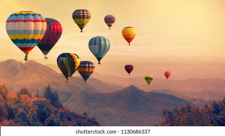 Воздушный шар над высокой горой на закате, отфильтрованный фон