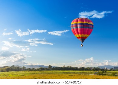 воздушный шар над зеленым рисовым полем. Состав природы и голубой фон неба