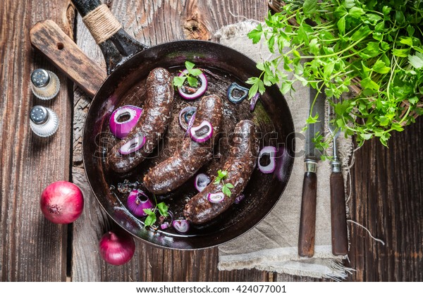 Hot black pudding\
with onion and parsley