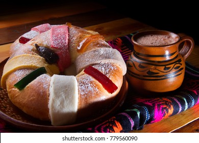Hot cocoa and traditional kings day bread