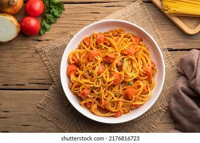 Perro caliente o salchicha relleno con espagueti en salsa de cerdo de tomate en plato blanco.Vista superior
