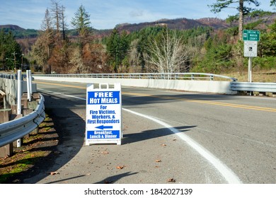 Hot Meal Sign Offer For Fire Victims And Workers In Wild Fire Area In Oregon