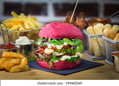 Hot Red Burger
Frying basket with Mozzarella Stick, Chicken Wings, Chicken Nuggets and Fries 