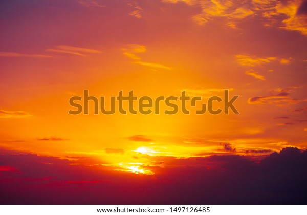 暑い夏の赤い空の明るい夕暮れのオレンジの色の美しいグラデーション自然の背景 の写真素材 今すぐ編集