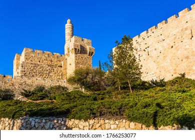 Hot Summer Sunset. Monumental Walls Of Jerusalem. The Height Of The Walls Is 12 Meters. Ancient Citadel - Tower Of David. The Concept Of Historical, Religious, Pilgrim And Photo Tourism