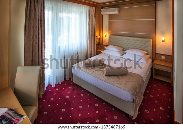 hotel bedside lamps