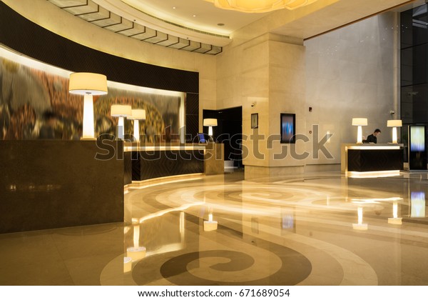 Lobby Interieur Mit Rezeption Marmorboden Und Kristalllampe Stockfoto Jetzt Bearbeiten 671689054