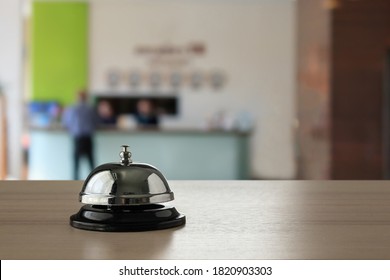Hotelservice-Glocke auf Holzhintergrund