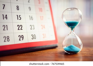 Stundenglas und Kalender-Konzept für Zeitabgleiten zu wichtigen Terminterminen, Terminplänen und Terminterminen