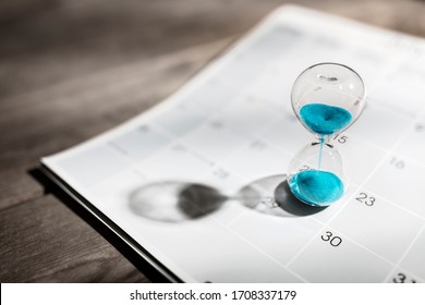 Stour-Glas auf Kalenderkonzept für Zeitabgleiten für wichtigen Termin, Terminplan und Termin