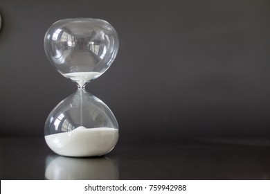 22,390 Black and white hourglass Images, Stock Photos & Vectors ...