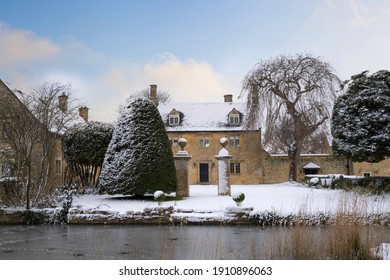 House by the village pond at Willersey near Broadway, Cotswolds, Gloucestershire, England.