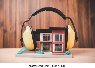 Das Haus ist mit Kopfhörern bedeckt, um den Lärm zu reduzieren, Lösung des Problems der Lärmbelästigung um die Residenz