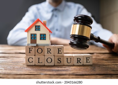 House Foreclosure Mortgage Agreement In Court. Lawyer Or Attorney