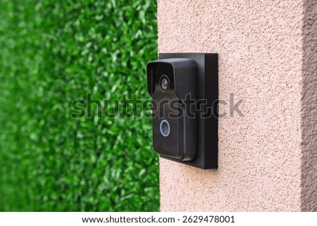 House intercom communication device with camera, selective focus