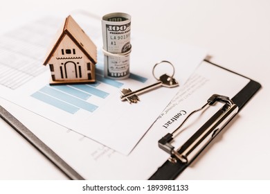 Hausminiaturmodell und Geld auf Dokumenten. Investitionen, Immobilien, Wohnungen
