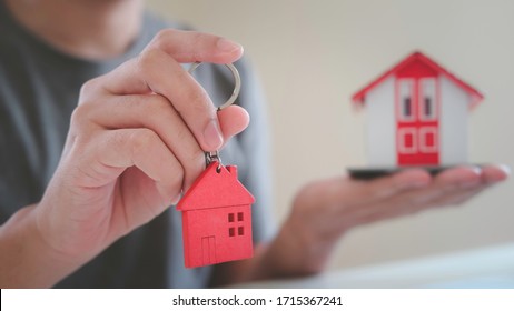 Hausmodell und Schlüssel für das Finanz- und Bankkonzept.Hypothekendarlehenskonzept für den Eigenheimkauf.