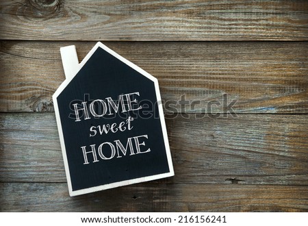 House Shaped Chalkboard sign  on rustic wood Home Sweet Home Foto stock © 