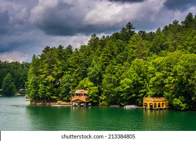 Houses Along The Shore Of Lake Burton, In Georgia.