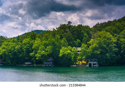 Houses Along The Shore Of Lake Burton, In Georgia.