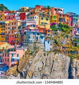 Maisons de couleurs vives sur la falaise dans la ville de Manarola à Cinque Terre, La Spezia, Italie                              