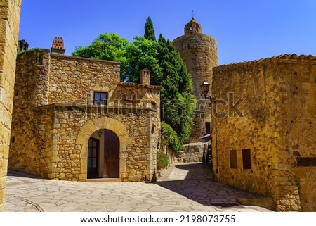 Houses built with stone in the picturesque medieval village of Pals, Girona, Catalonia. Imagine de stoc © 