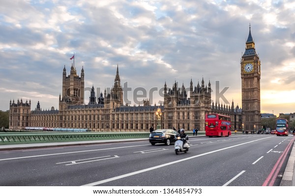 英国 ロンドン 夕日のウェストミンスター橋から 国会議事堂とビッグベン の写真素材 今すぐ編集