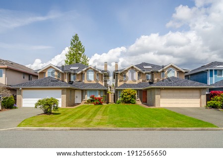 Houses in suburb at Summer in the north America. Luxury houses with nice landscape. Foto stock © 