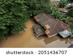 Houses in Thailand were flooded with wild water until only the roof was visible.