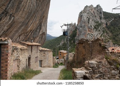 Housing Under The Rock - Abella De La Conca - Pallars Jussà - Lleida - Spain