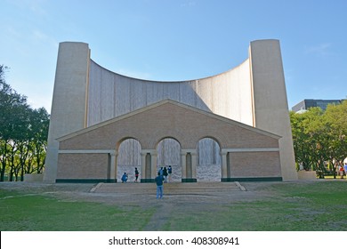 HOUSTON, TEXAS - MARCH 26, 2013: A Water Wall Fountain In Houston, Texas