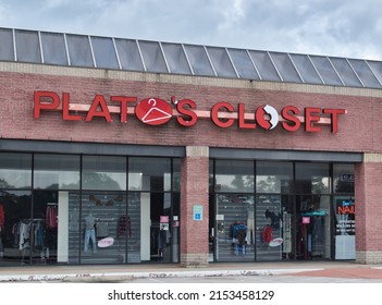 Houston, Texas USA 12-03-2021: Plato's Closet Storefront Exterior In Houston TX. Second-hand Store That Buys And Sells Name Brand Teenager Clothing.