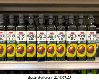 Houston, Texas, USA - February 16, 2022: - H‑E‑B Select Ingredients Avocado Oil Bottles On The Shelf In A Supermarket In Houston, Texas, USA. 