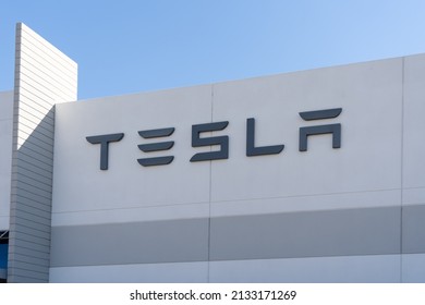 Houston, Texas, USA - March 2, 2022: Closeup Of Tesla Sign On The Building With Blue Sky In Background. Tesla, Inc. Is An American Electric Vehicle And Clean Energy Company. Editorial Use Only.