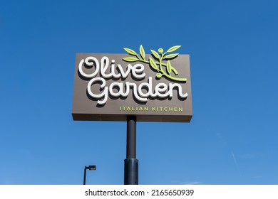 Houston, Texas, USA - March, 2, 2022: An Olive Garden Pole Sign With Blue Sky In Background. Olive Garden Is An American Casual Dining Restaurant Chain Specializing In Italian-American Cuisine. 